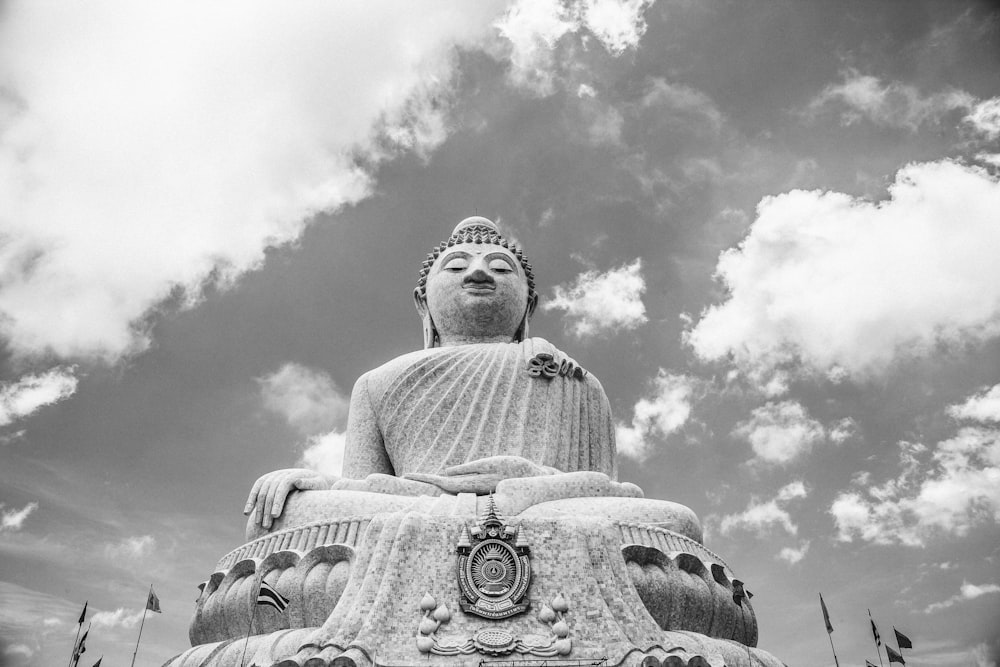 statue de Bouddha en béton gris