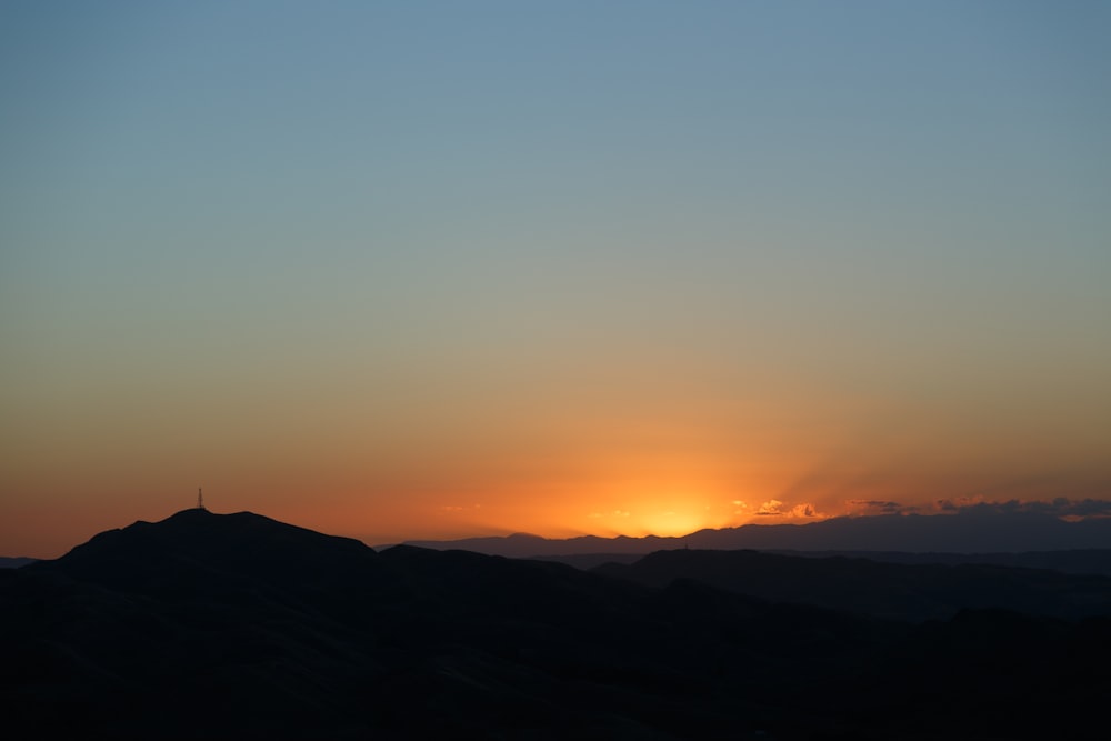 Silhouette des Berges gegen Sonnenaufgang