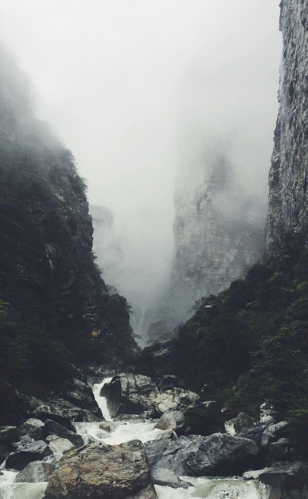 montañas cubiertas de humo durante el día