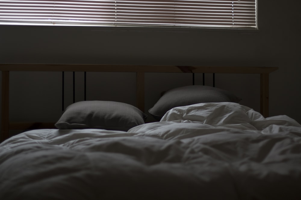 빈 흰색과 회색 침대 세트
