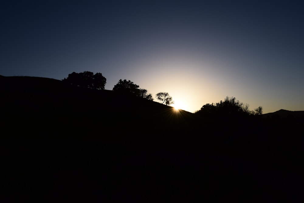 photo de silhouette de montagne