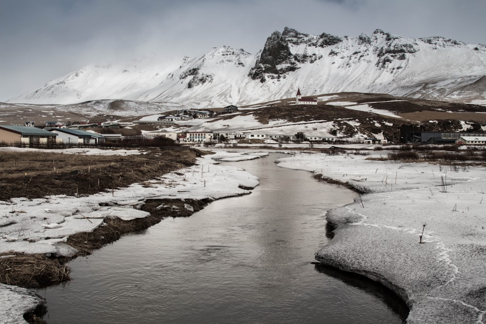 Campo coberto com neve prestes a derreter