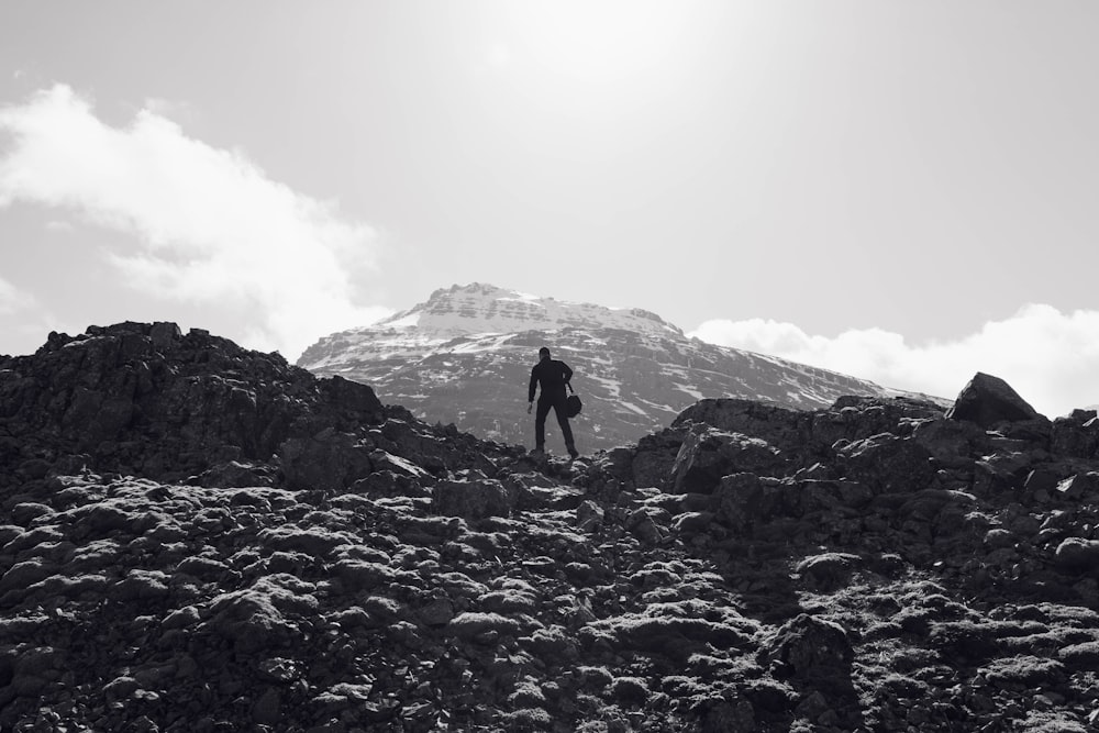 hombre en la cima de la montaña durante el día