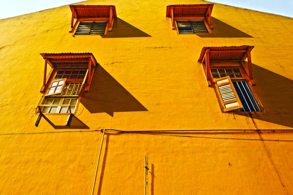 edificio in calcestruzzo giallo di giorno
