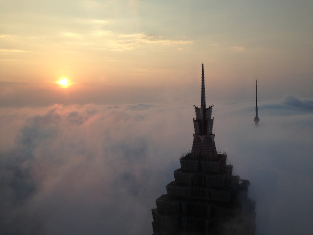 Photo de dessus d’un immeuble de grande hauteur en béton gris à l’heure dorée