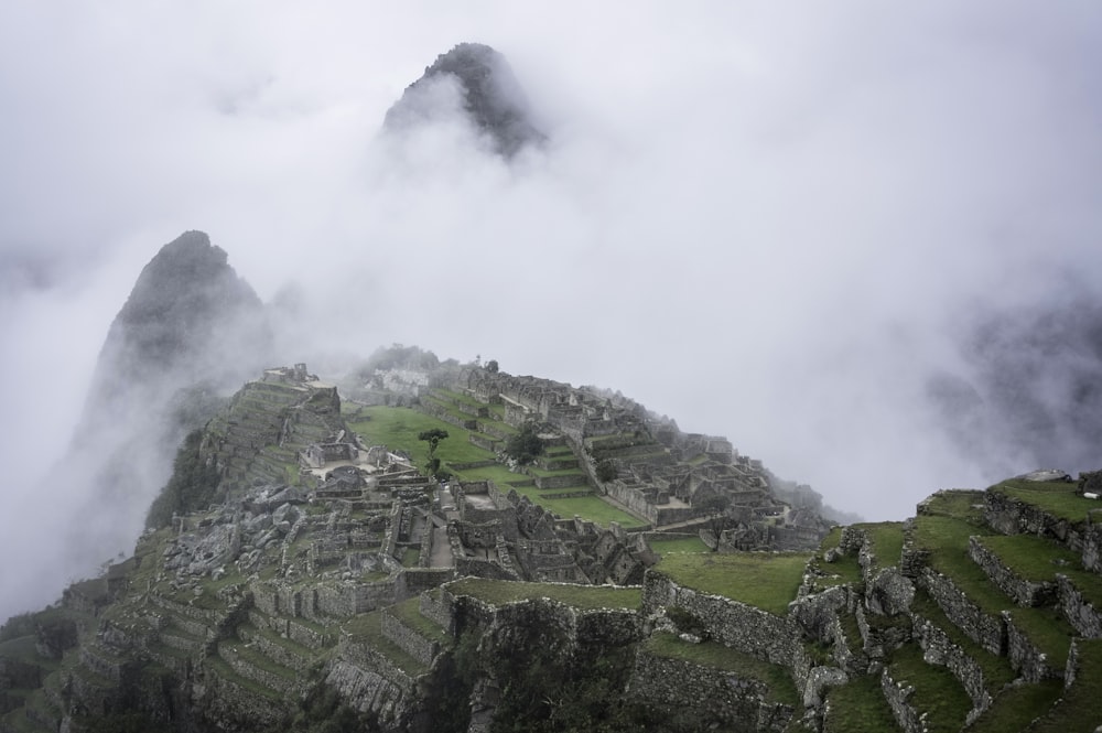 Montaña verde y gris cubierta de nieve