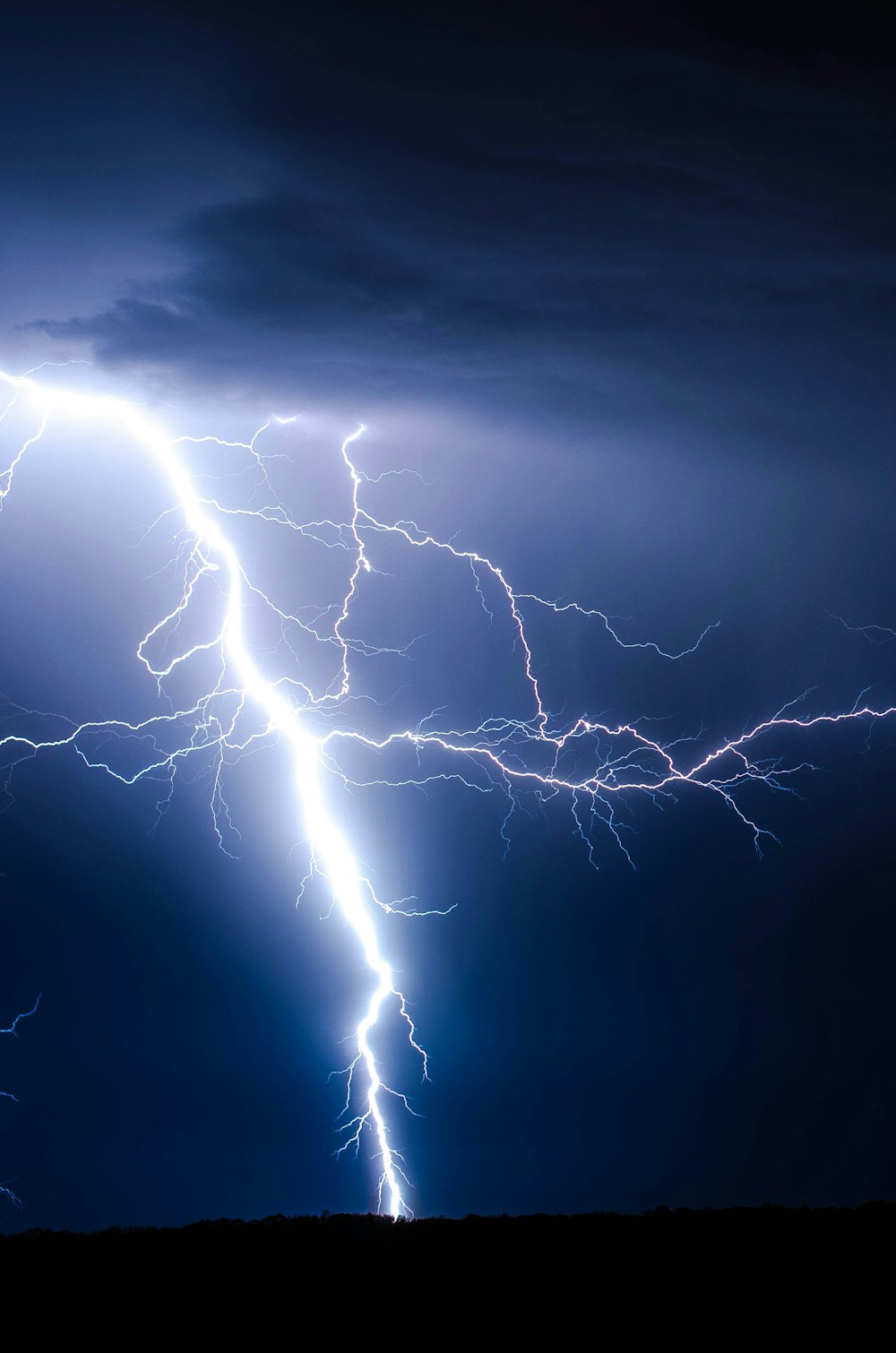 Colpo di fulmine durante il cielo blu