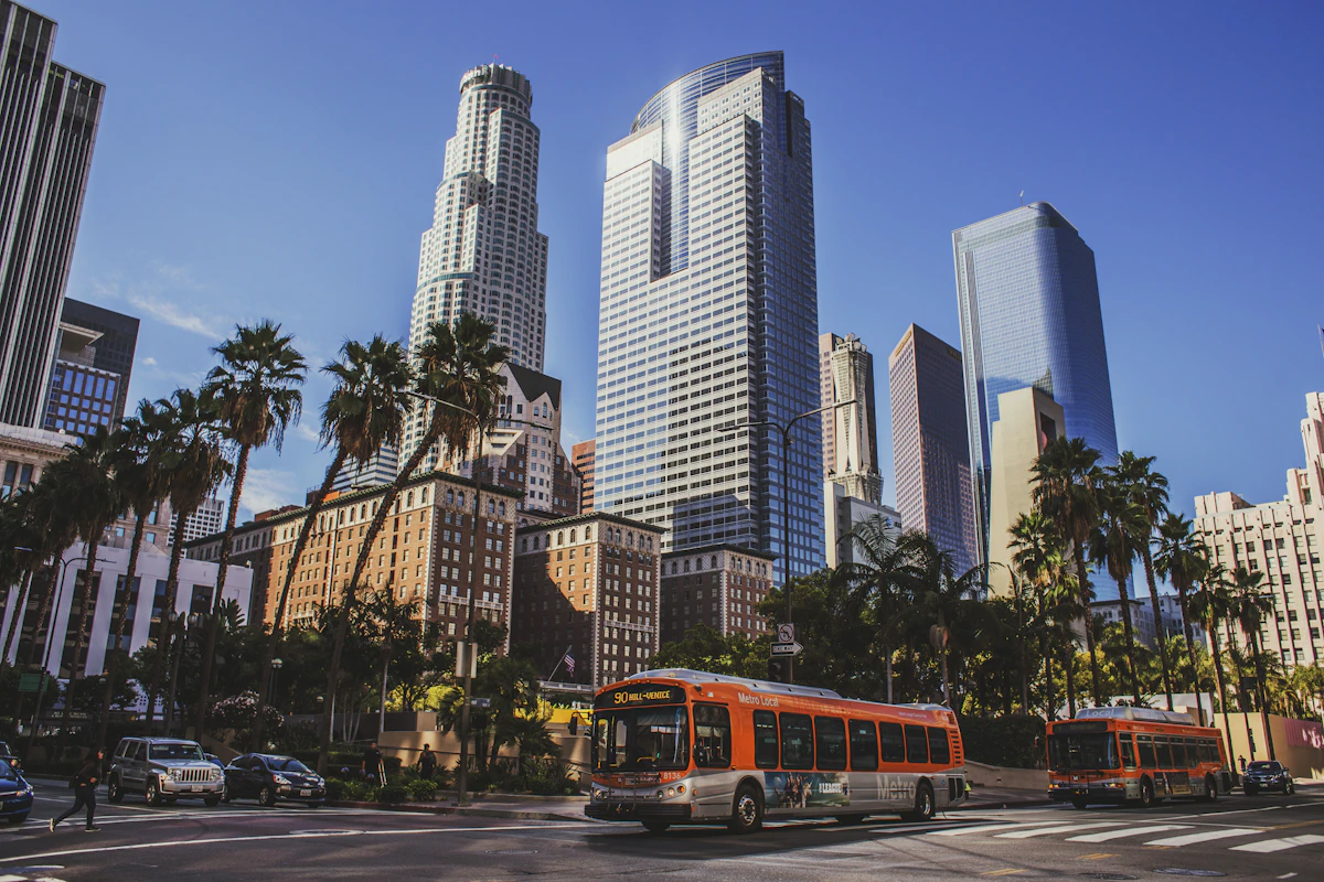 Palmiers et skyline de Los Angeles