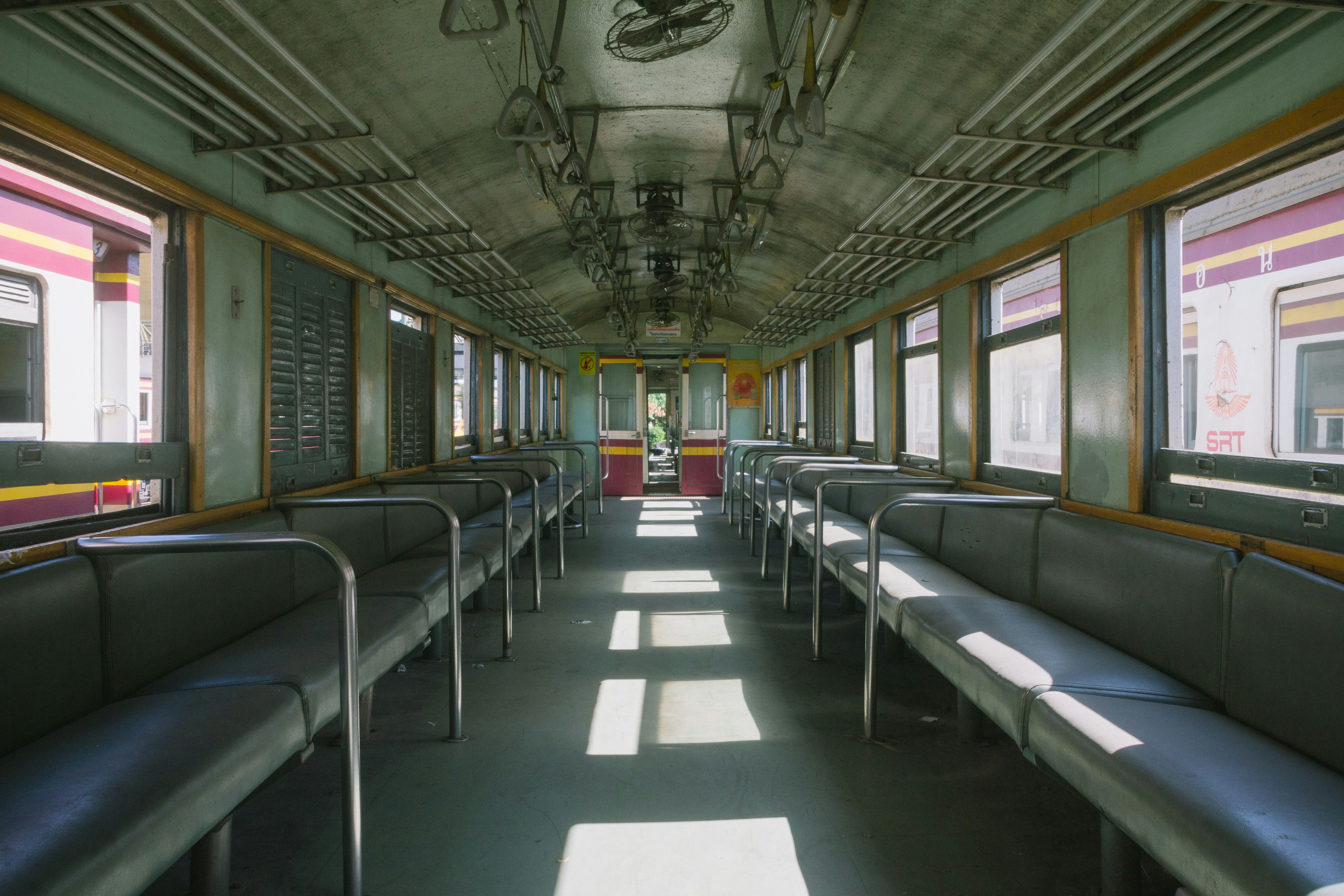 Вагоны в поезде сидят. Окно поезда метро. Поезд внутри. Сиденья в поезде. Вагон со скамейками.