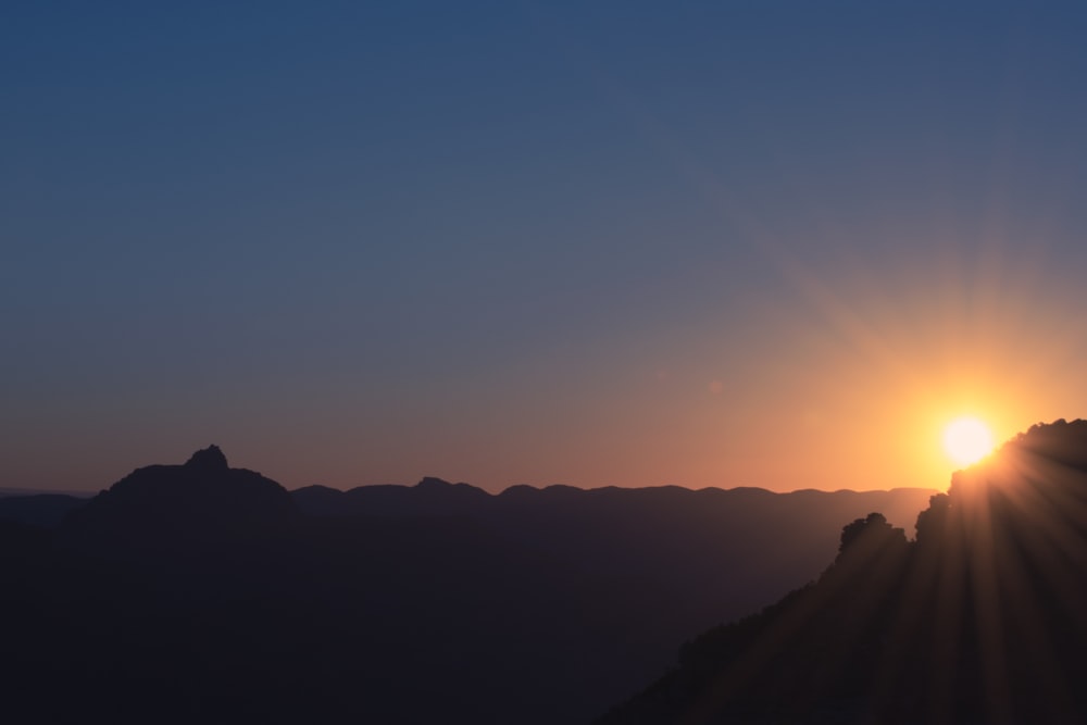 Luftaufnahme des Berges während des Sonnenaufgangs Foto