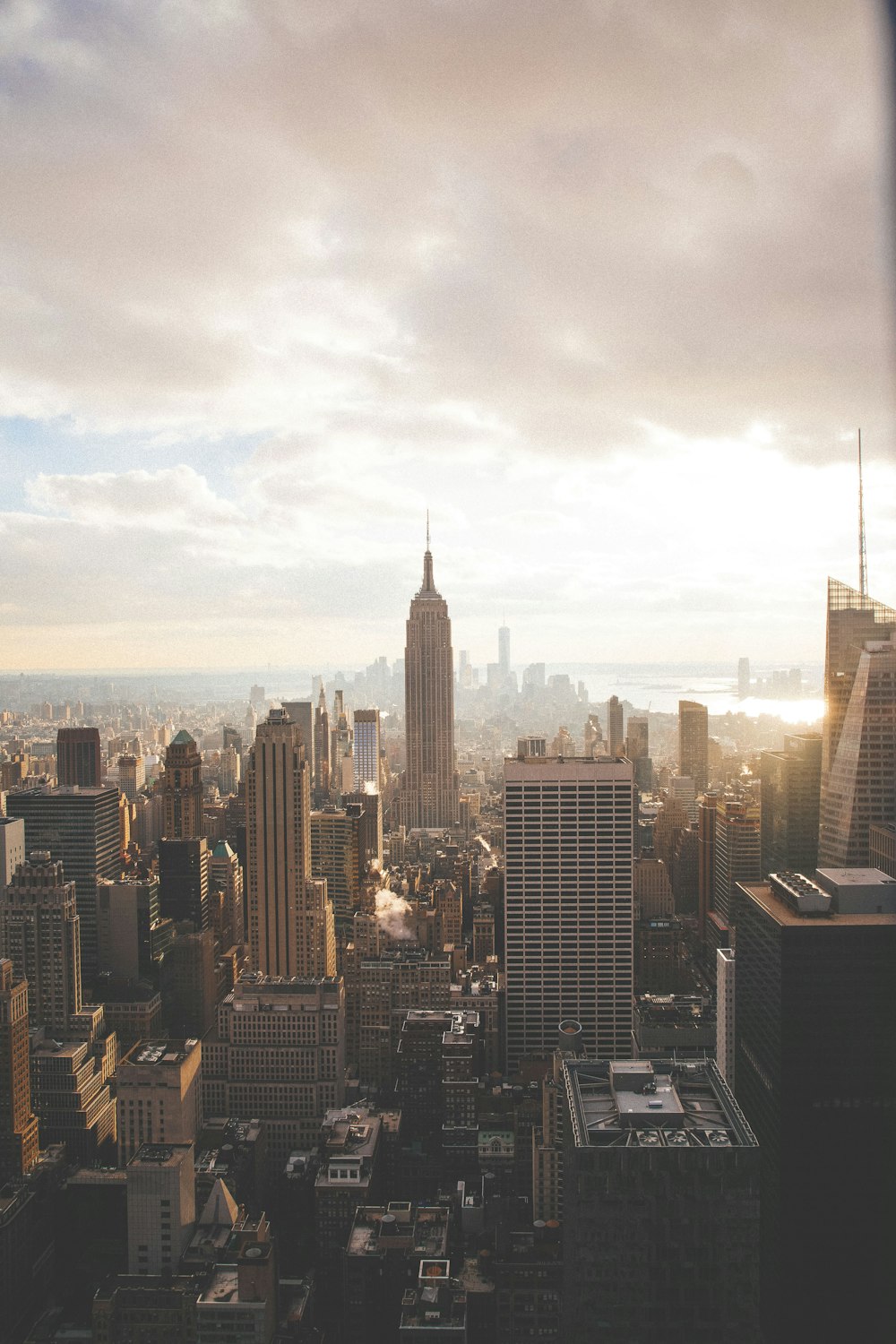 Empire State Building unter bewölktem Himmel