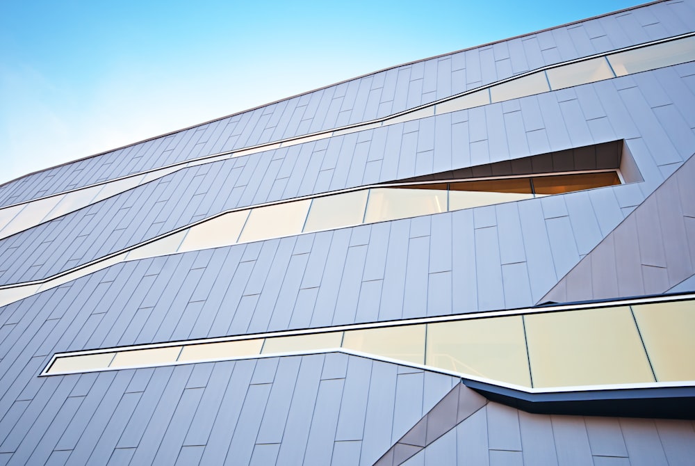 Modernes Gebäudedesign mit markanten, einzigartig geformten Glasfenstern