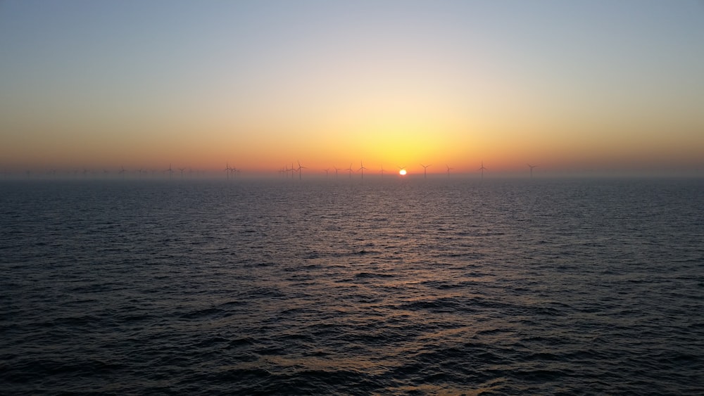 océano durante la puesta de sol