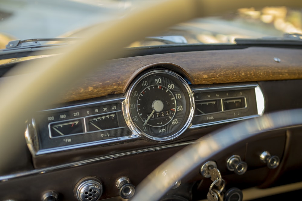 grauer und brauner Tacho eines Oldtimers, der auf Null zeigt