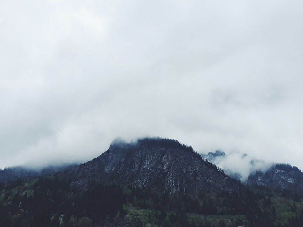 Foto de nubes cubriendo la montaña