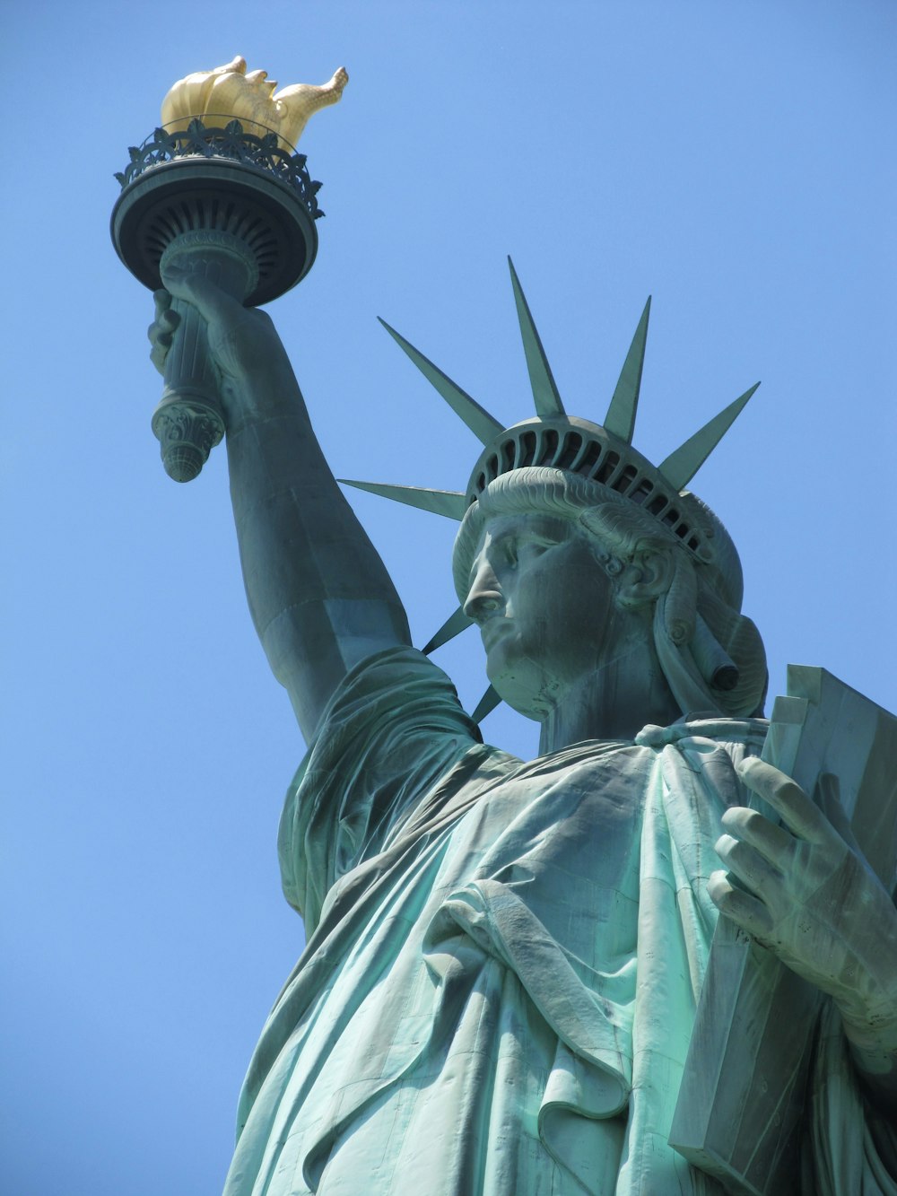 Estatua de la Libertad, Nueva York bajo el cielo azul