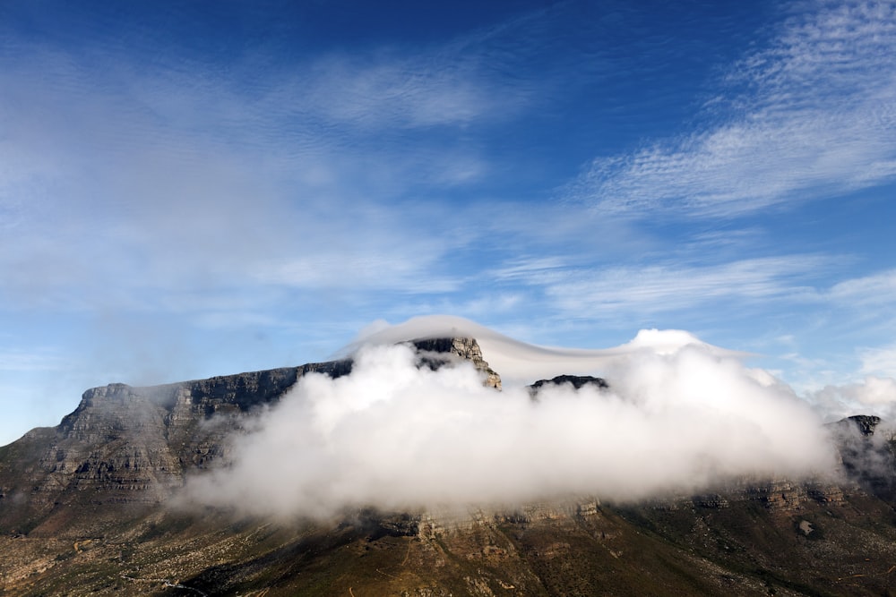 montanha coberta de nuvens brancas