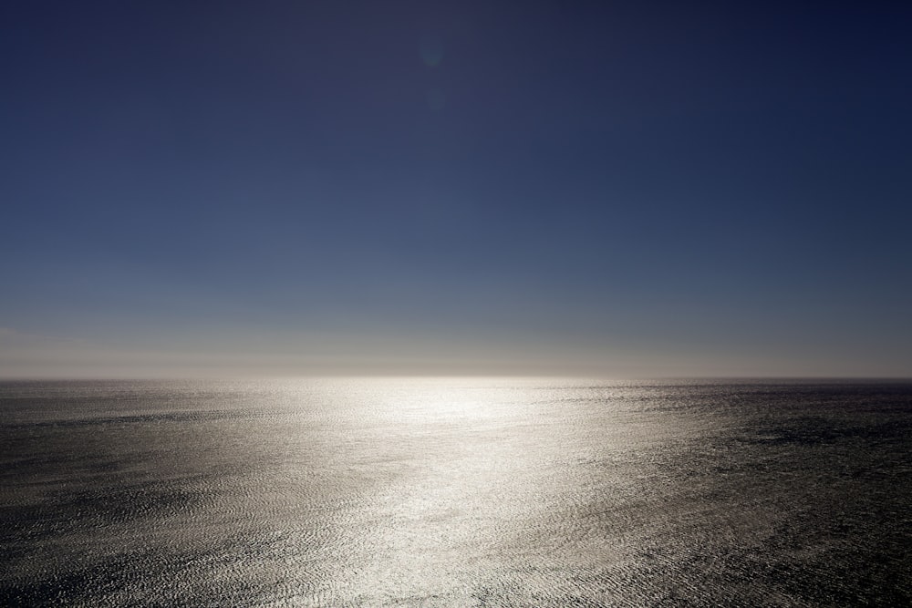 Photographie aérienne d’une mer calme sous un ciel bleu