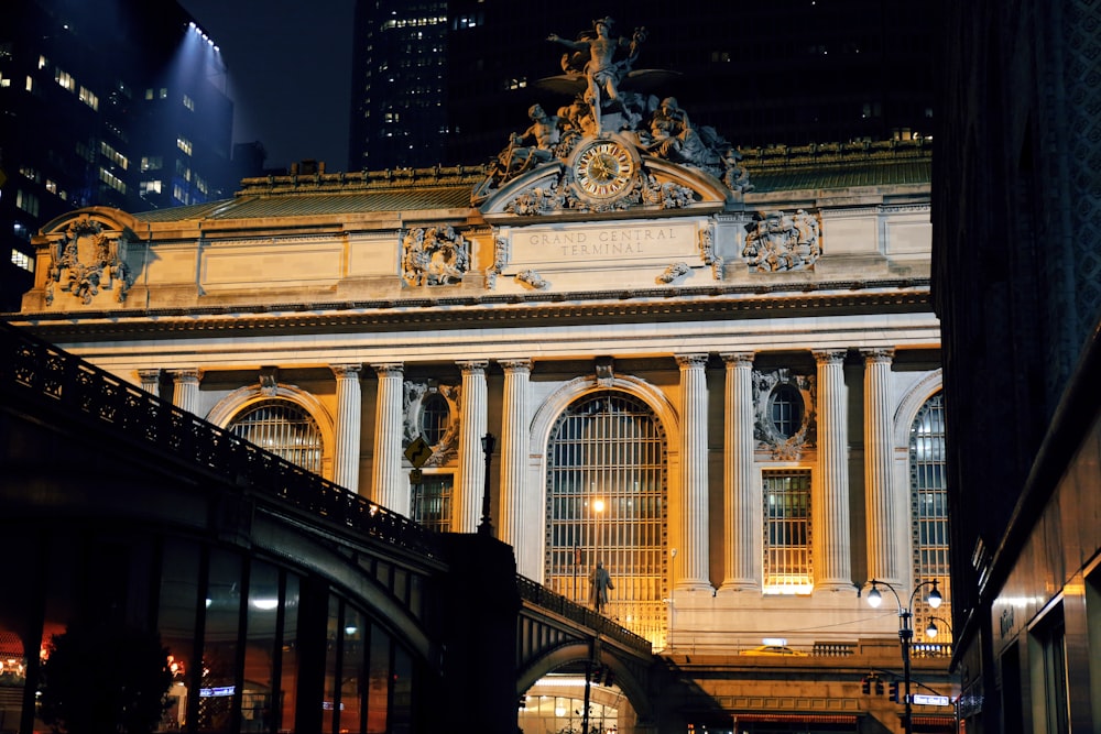 Établissement de béton brun pendant la nuit