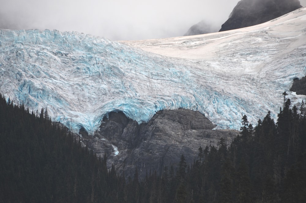 Montaña cubierta de nieve