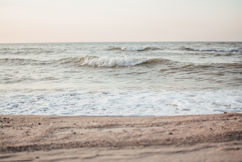 seawaves during daytime