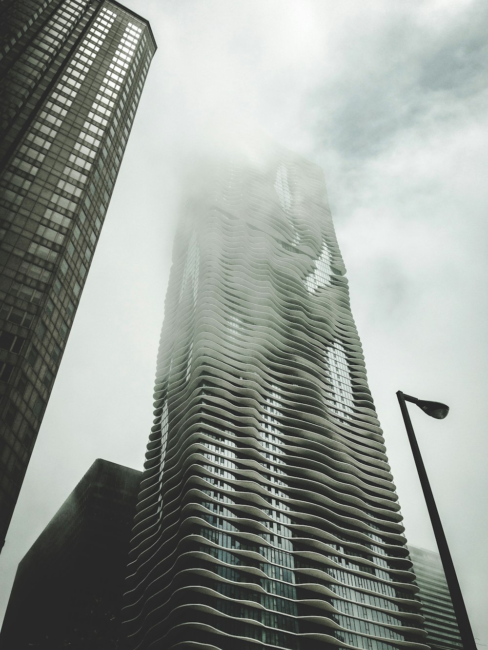 bâtiment en verre gris pendant la journée