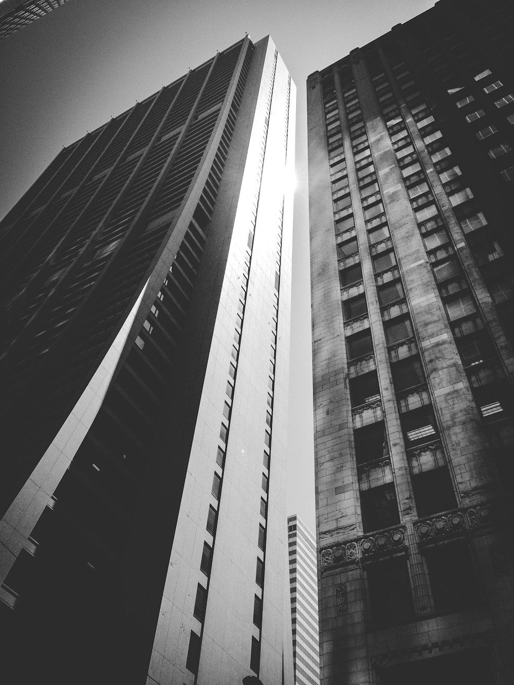 Fotografía de ángulo inferior de edificios de gran altura