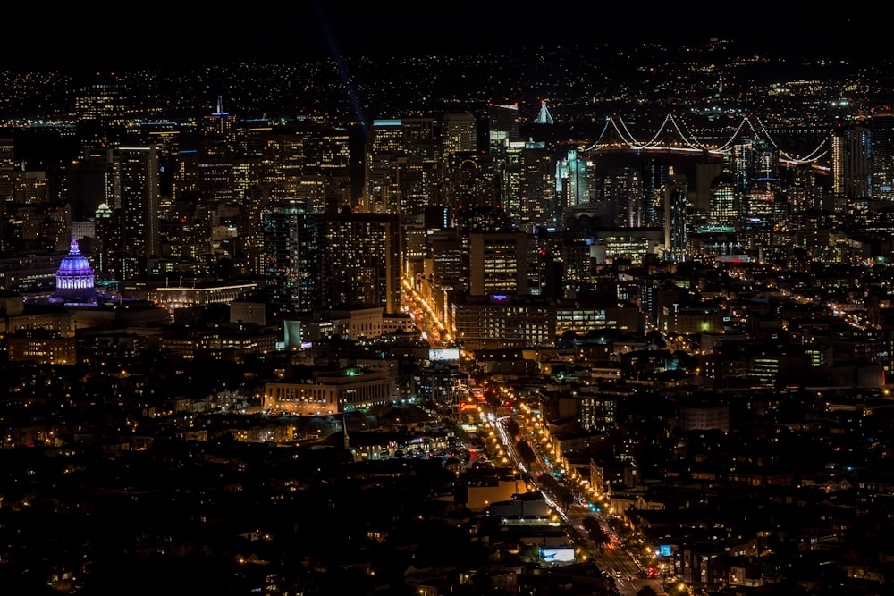 Photographie aérienne d’un immeuble de grande hauteur pendant la nuit