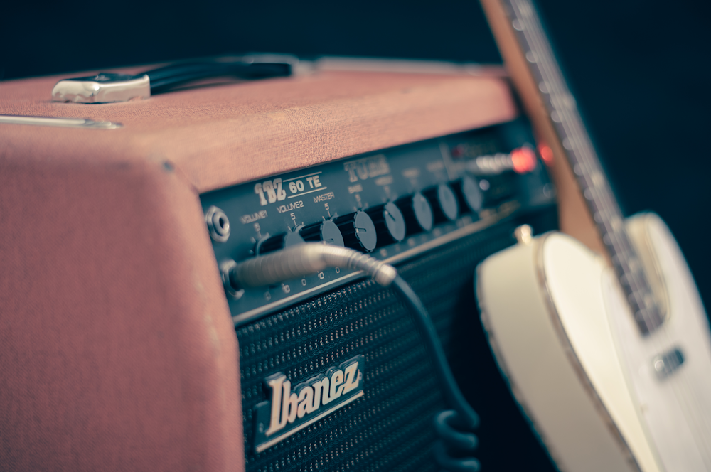 guitare branchée sur l’amplificateur de guitare Ibanez