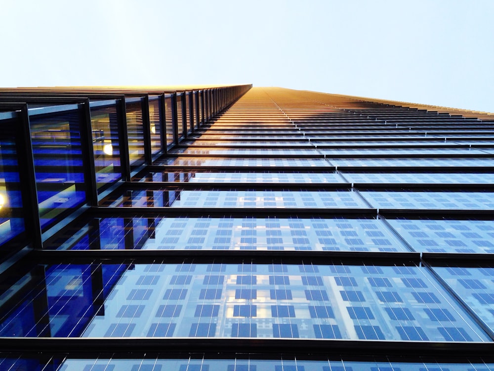 Fotografía de ángulo bajo de un edificio