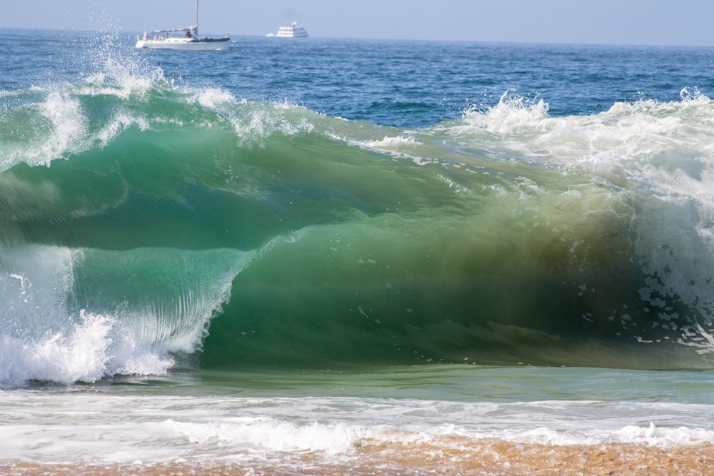 Grandes ondas que chegam à praia.