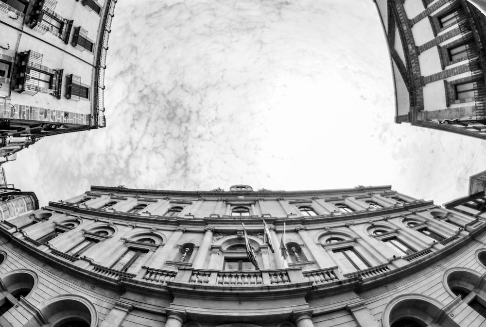 Edificio de fotografía de ángulo bajo