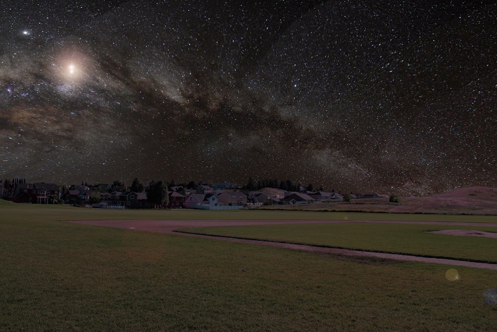 Photo d’une maison près d’un champ pendant la nuit