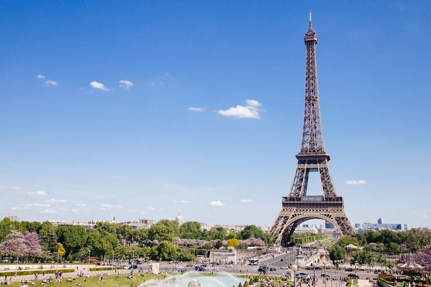 La Tour Eiffel si staglia nel cielo di Parigi in una giornata di sole