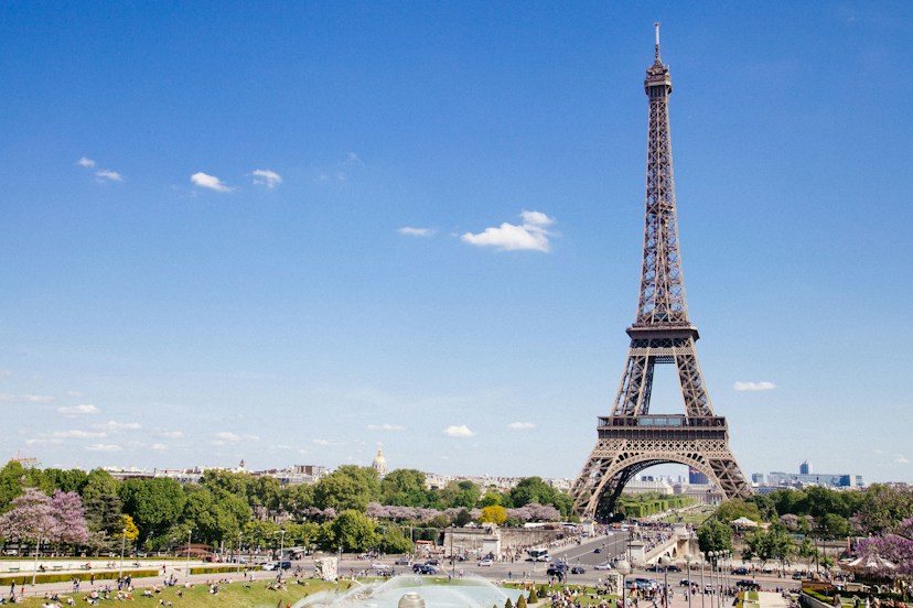 Eiffeltårnet i Paris under klar blå himmel