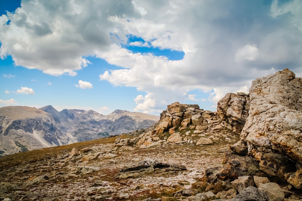 Formation rocheuse beige sur la montagne