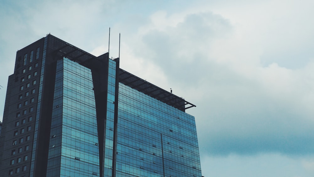 ángulo bajo del edificio de gran altura