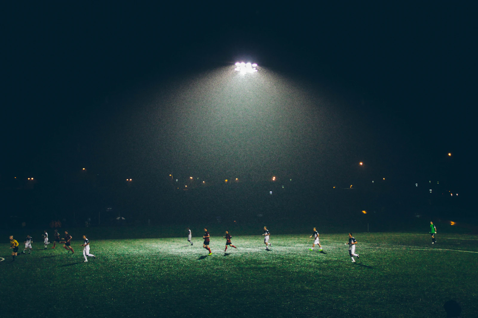 Estadio com partida de futebol ao vivo