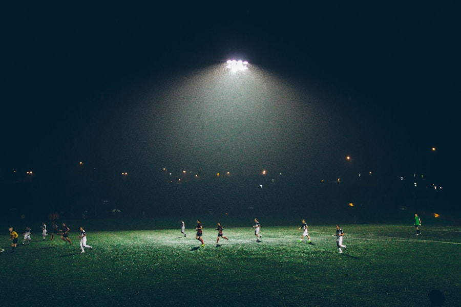 Partida de futebol em estádio brasileiro