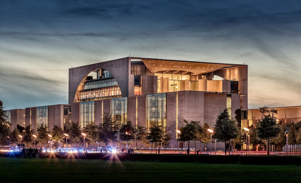 Beleuchtetes Betongebäude unter grauem Himmel