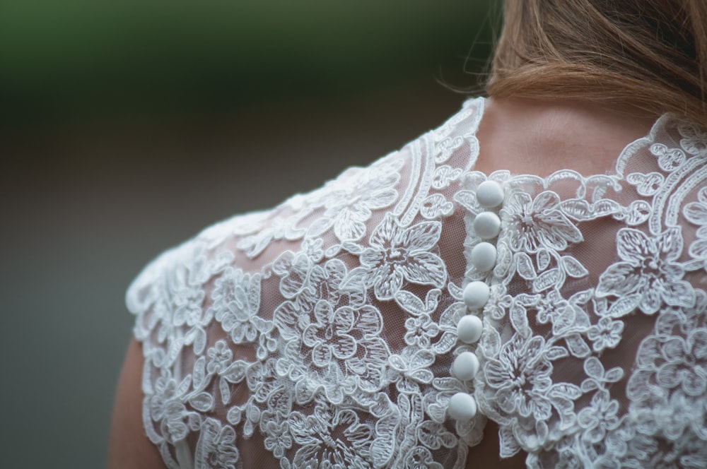 Frau trägt weißes Spitzenkleid