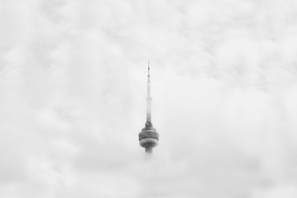 Torre CNN en Canadá rodeada de nubes