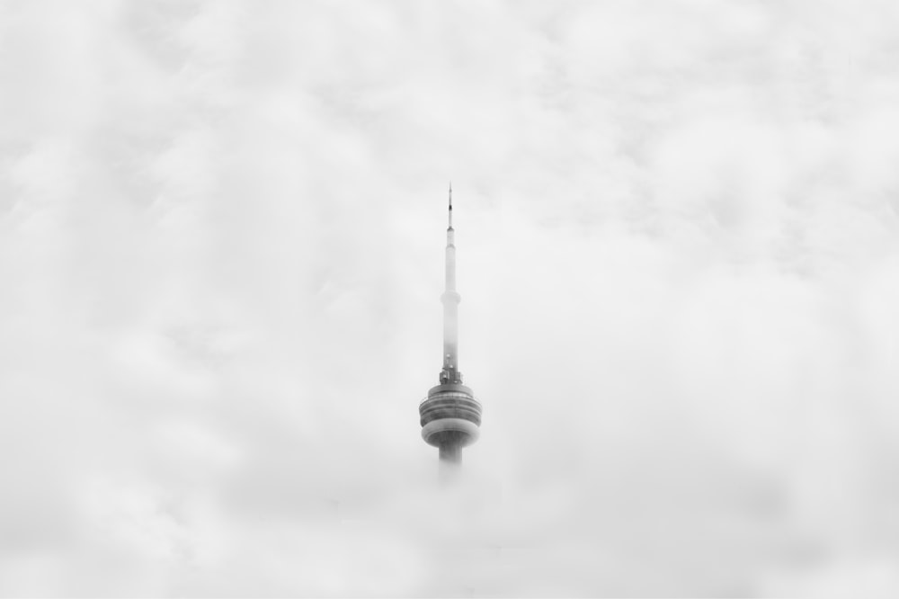 Torre da CNN no Canadá cercada por nuvens