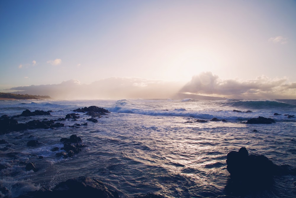 photo de paysage de vagues de l’océan s’écrasant sur les rochers