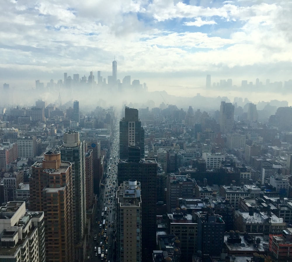 Fotografía aérea de edificios de gran altura de la ciudad durante el día