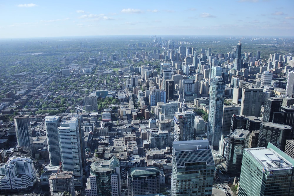 Fotografía de vista aérea de edificios de la ciudad bajo un cielo azul claro durante el día