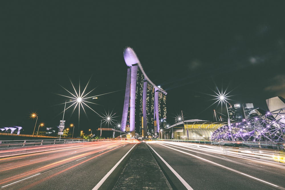 Fotografía de lapso de tiempo de un edificio por la noche