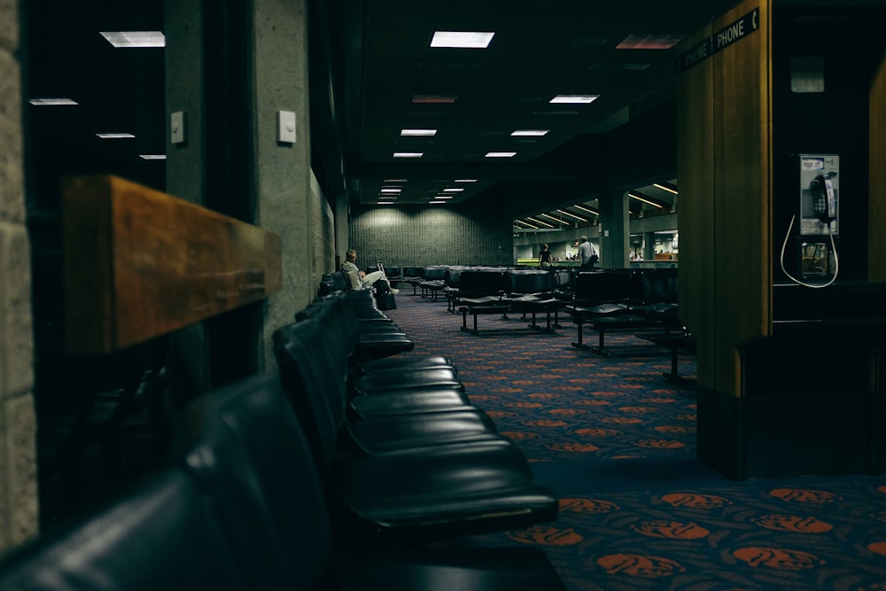 Chaises en cuir sur tapis de sol à l’intérieur de la chambre