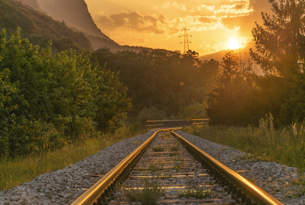 Chemin de fer brun au coucher du soleil