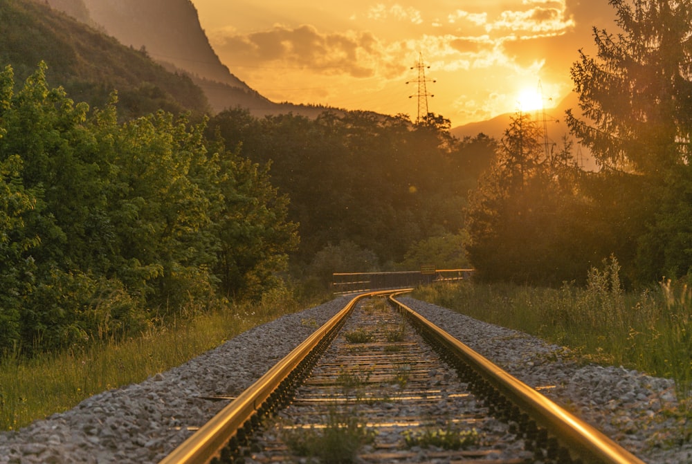 Ferrocarril marrón durante la puesta de sol